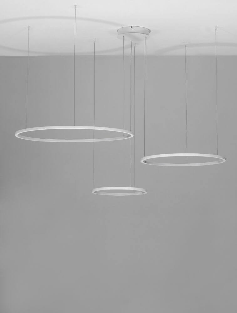 Purple LED Pendelleuchte 3-flammig Ø 130cm 3000K in modernem Design mit drei hängenden Ringen.