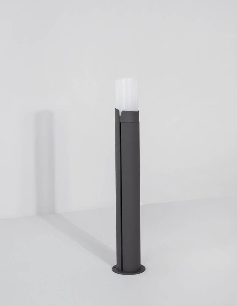 Pyro Außenwegeleuchte Dunkelgrau IP54, stilvolle Außenleuchte mit minimalistischer Form und milchiger Acrylhaube.
