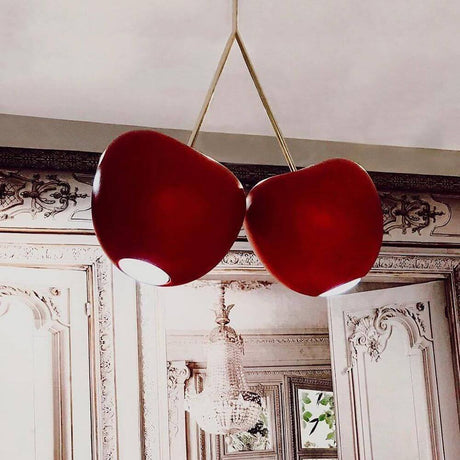 Cherry Lamp pendellampe Kirsche i et elegant romdesign med to røde lamper.