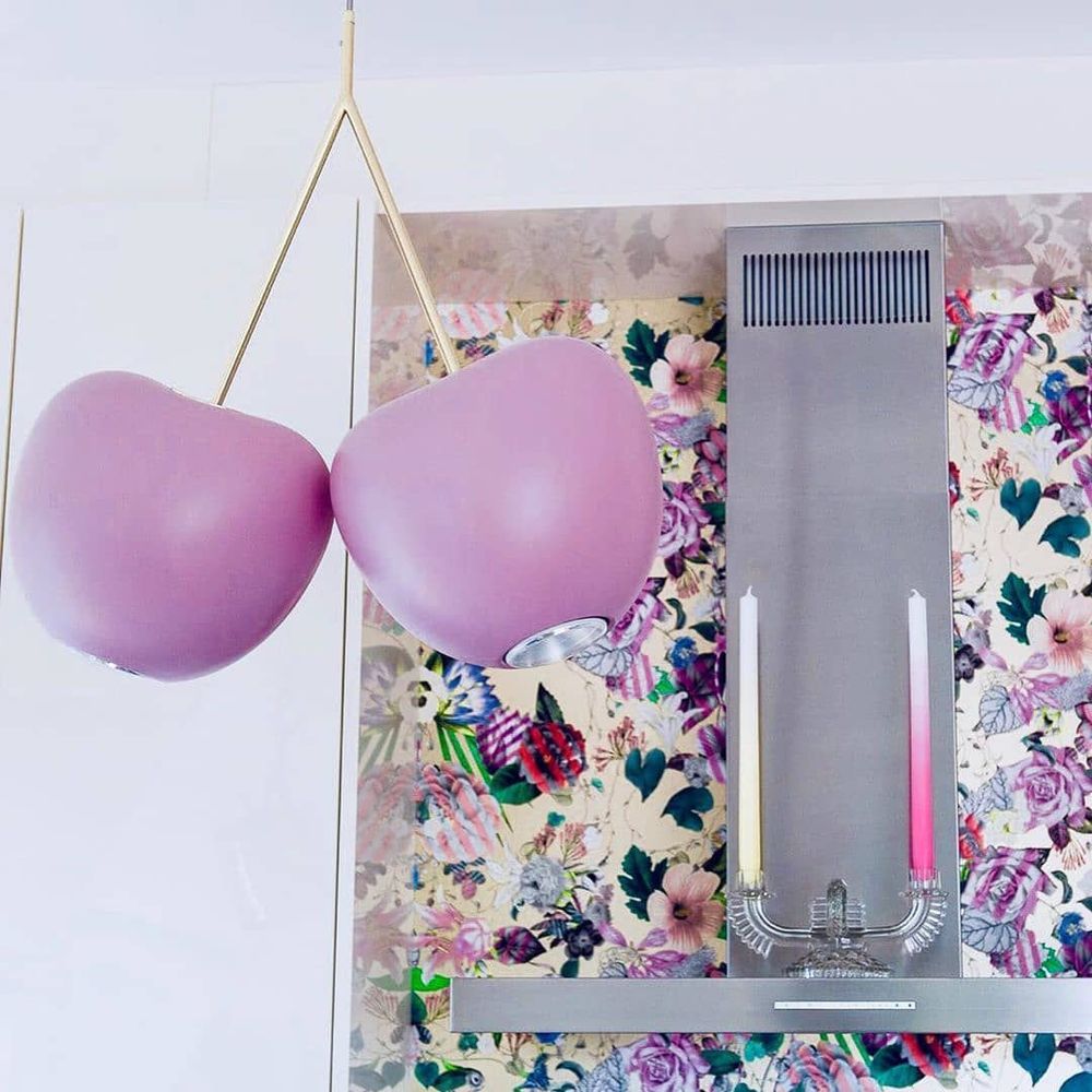 Cherry Lamp Pendelleuchte Kirsche in rosa mit einer modernen Küchenzeile im Hintergrund.