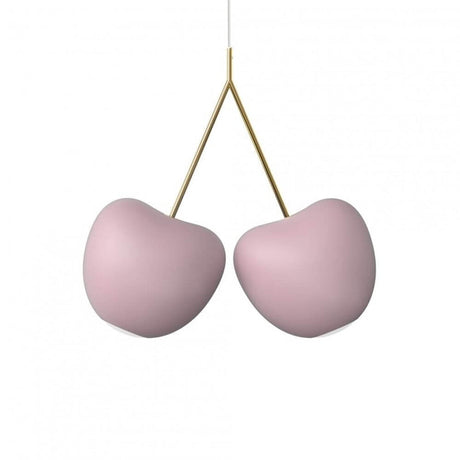 Cherry Lamp pendellampe Kirsche i rosa med gyllen oppheng, et lysende design for stilfulle interiører.
