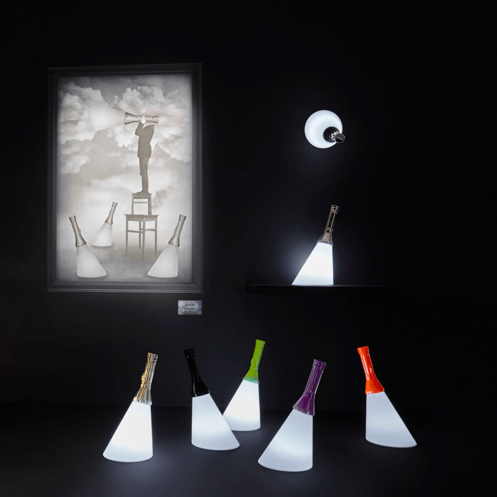 Flash Akku LED Tischlampe mit Fernbedienung in einer modernen Lichtinstallation.
