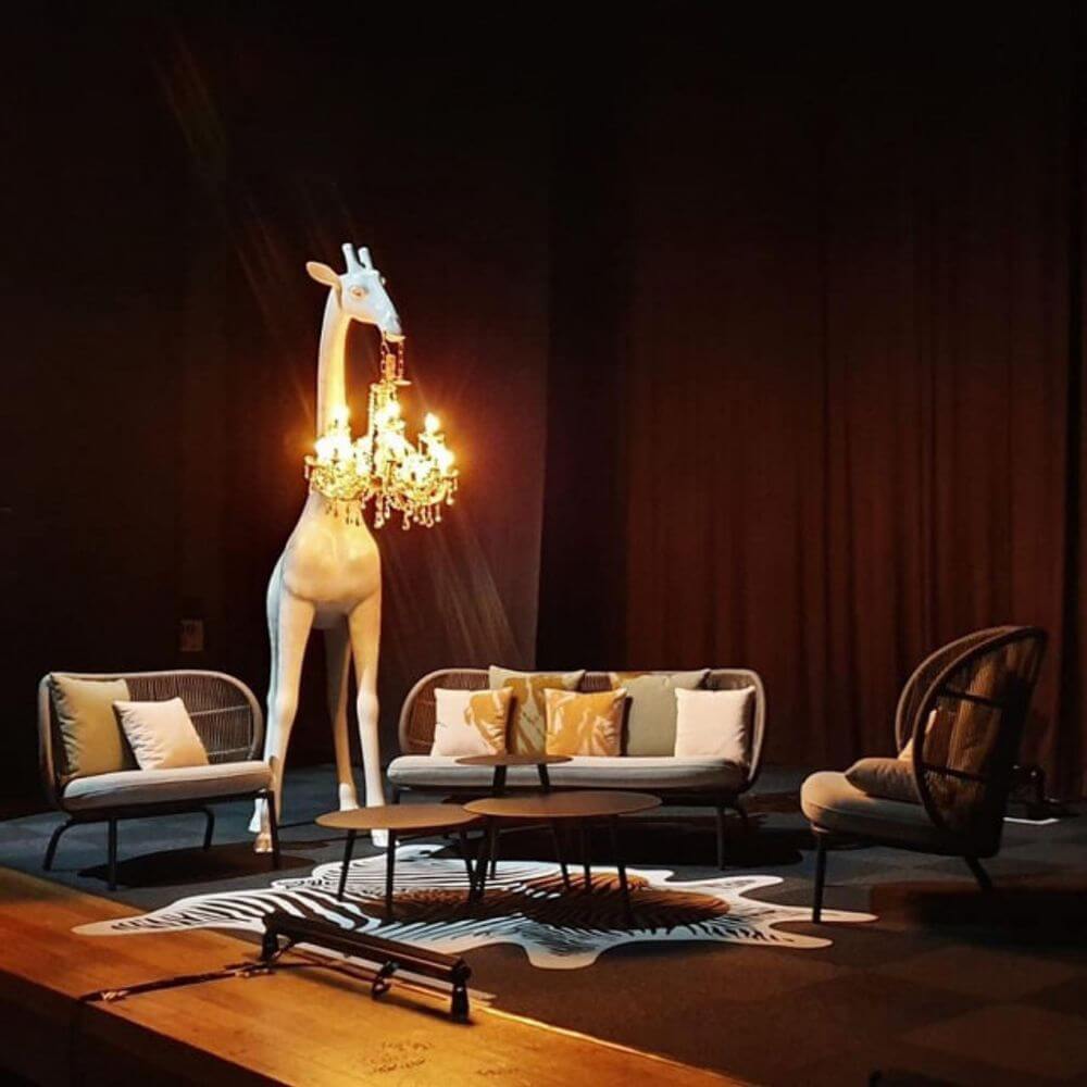 Giraffe in Love M Stehleuchte 265cm mit Kronleuchter in modernem Wohnzimmer-Design.