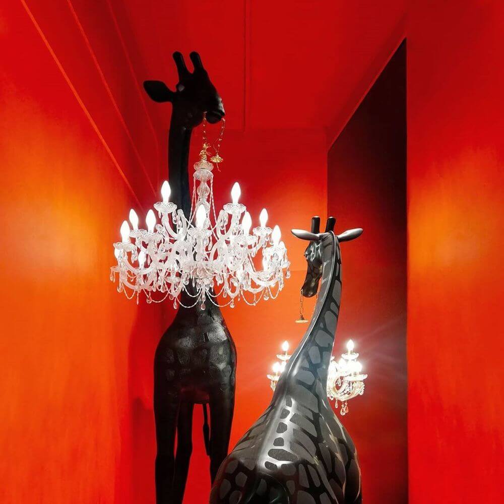 Giraffe in Love M Stehleuchte 265cm - skulpturale Stehleuchte mit Kronleuchter in einem modernen Interieur.