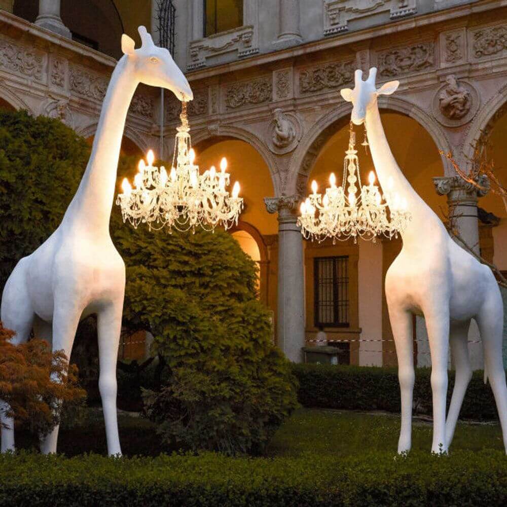 Giraffe in Love M Stehleuchte 265cm, kreative Stehleuchte mit Giraffen-Design und Kronleuchtern, handgefertigt in Italien.