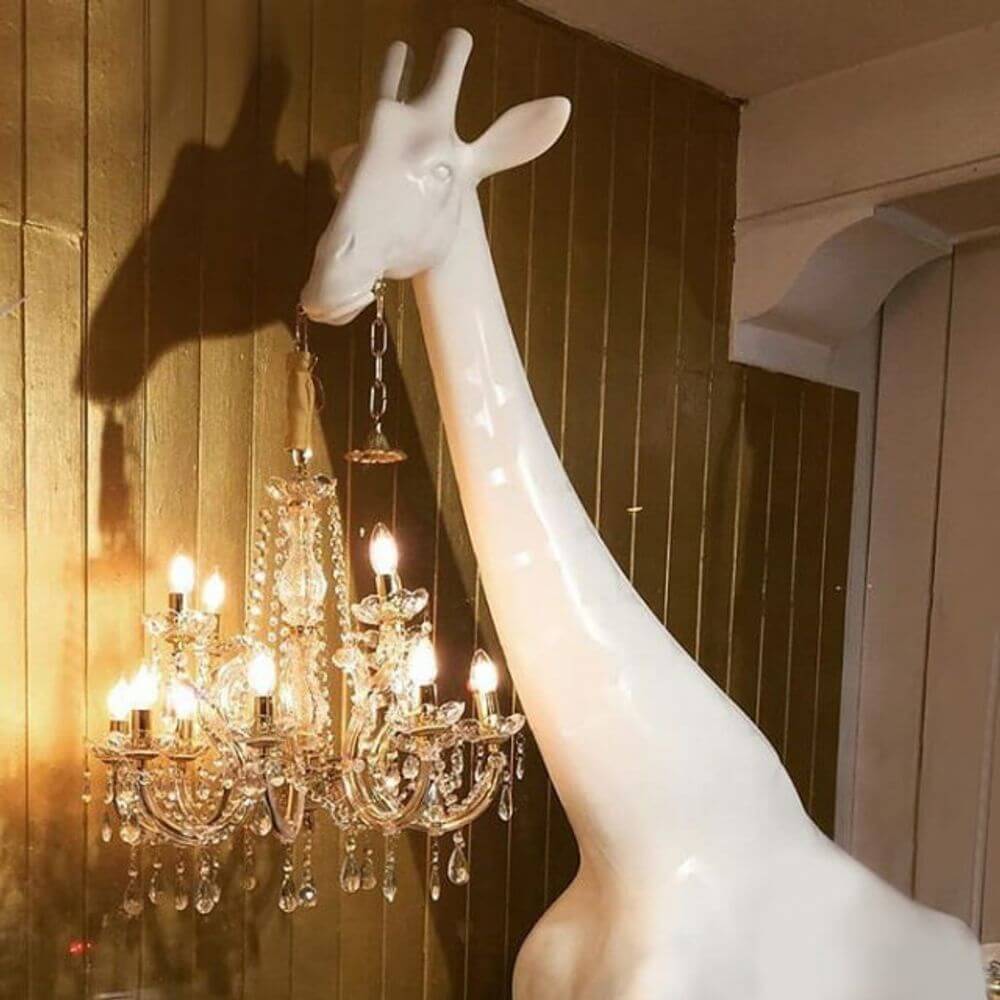 Giraffe in Love M Stehleuchte 265cm mit klassischem Kronleuchter, handgefertigt in Italien.
