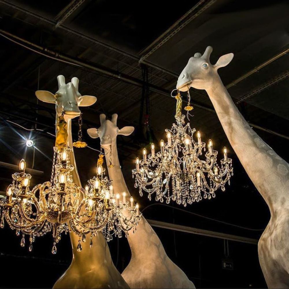Giraffe in Love Stehleuchte 400cm Lebensgroß mit Kronleuchtern, verspieltes Design und beeindruckende Höhe.