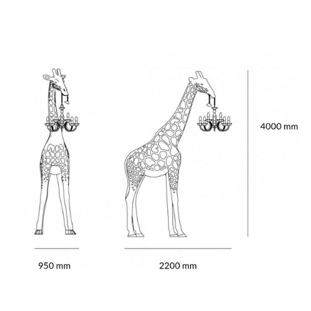 Giraffe in Love Stehleuchte 400cm Lebensgroß mit Maßen und klassischem Kronleuchter im Maul.
