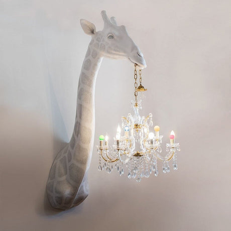 Giraffe in Love Wandleuchte 173cm mit klassischem Kronleuchter im Maul, stilvolles Giraffen-Design.