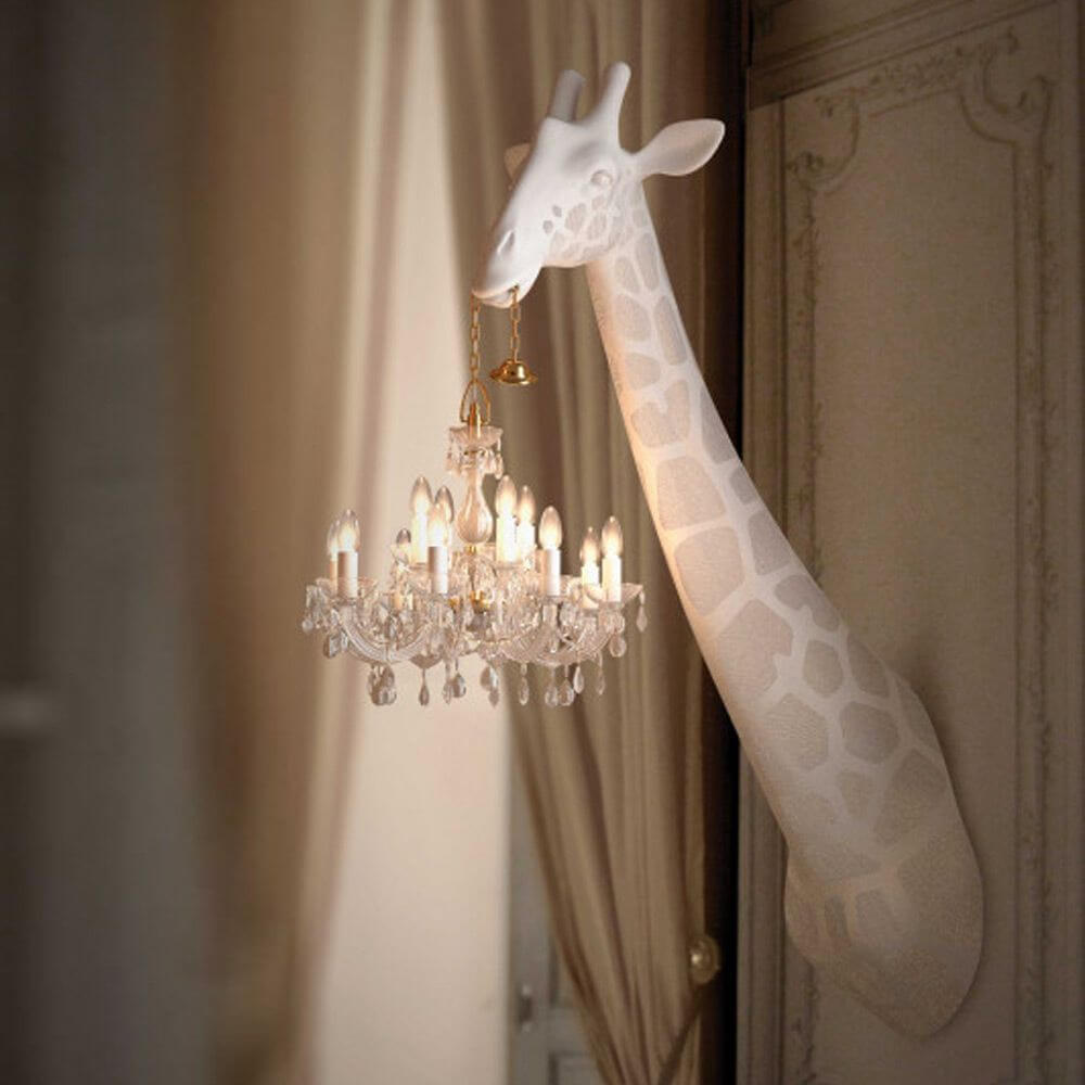 Giraffe in Love Wandleuchte 173cm mit Giraffen-Design und Kronleuchter im Maul.