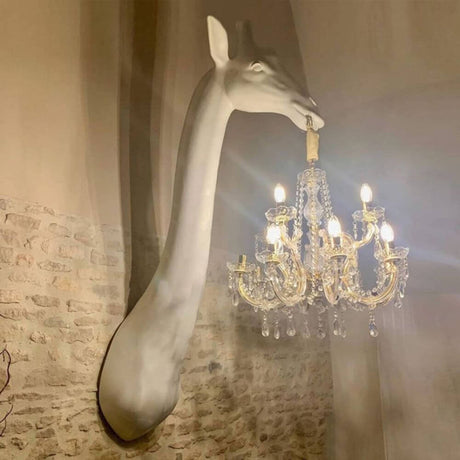 Giraffe in Love Wandleuchte 173cm – verspielte Wandleuchte mit Giraffendesign und Kronleuchter.