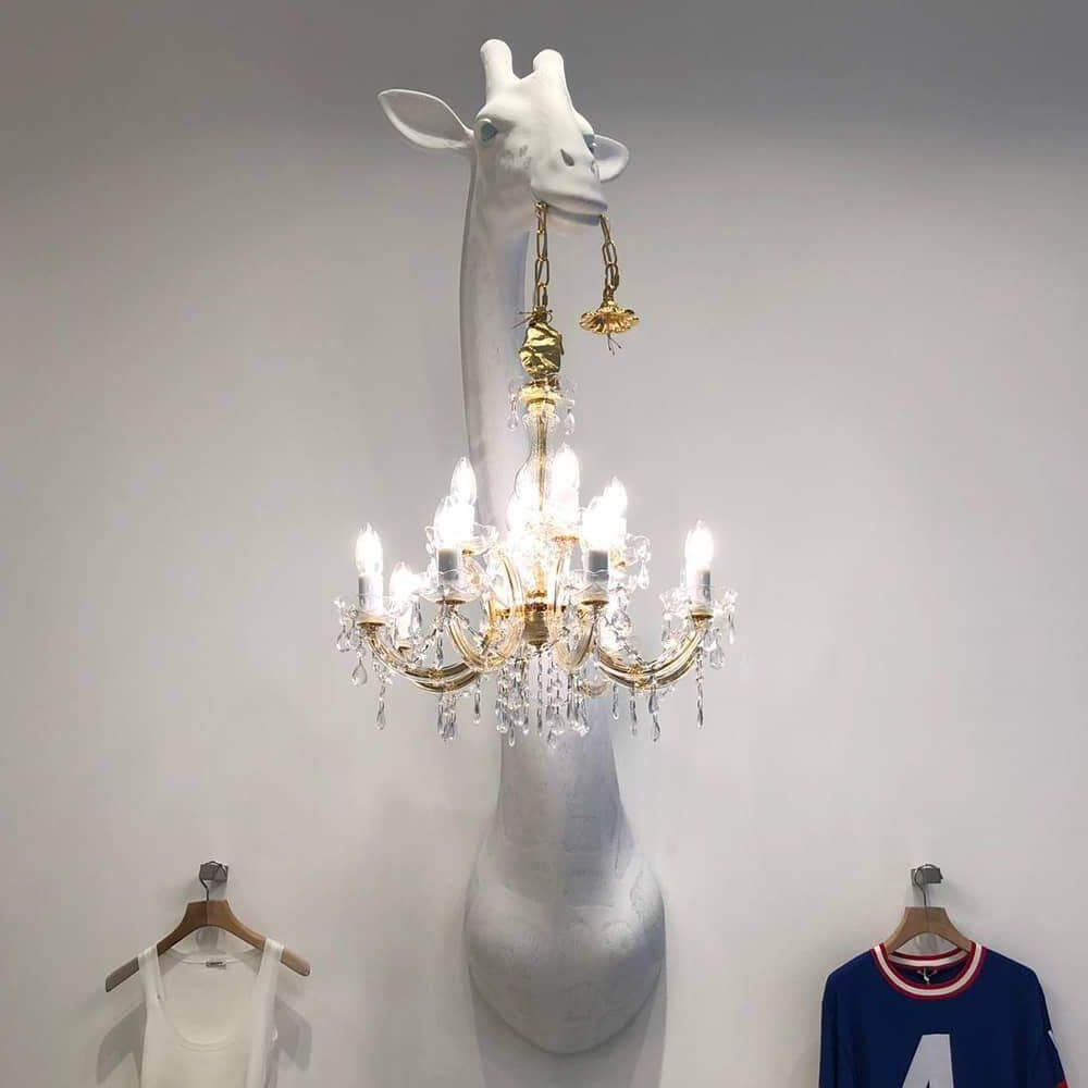 Giraffe in Love Wandleuchte 173cm mit klassischem Kronleuchter im Maul, stilvolles Giraffendesign.