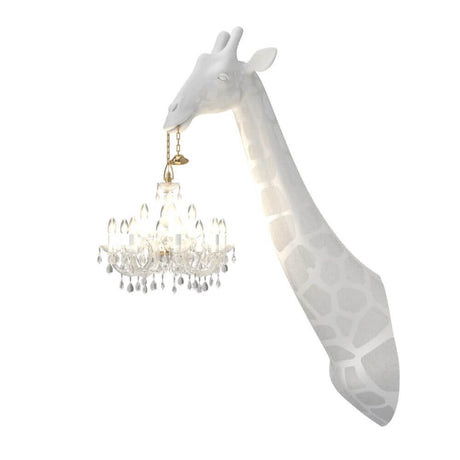 Giraffe in Love Wandleuchte 173cm mit Giraffen-Design und Kronleuchter im Mund, einzigartig von qeeboo.
