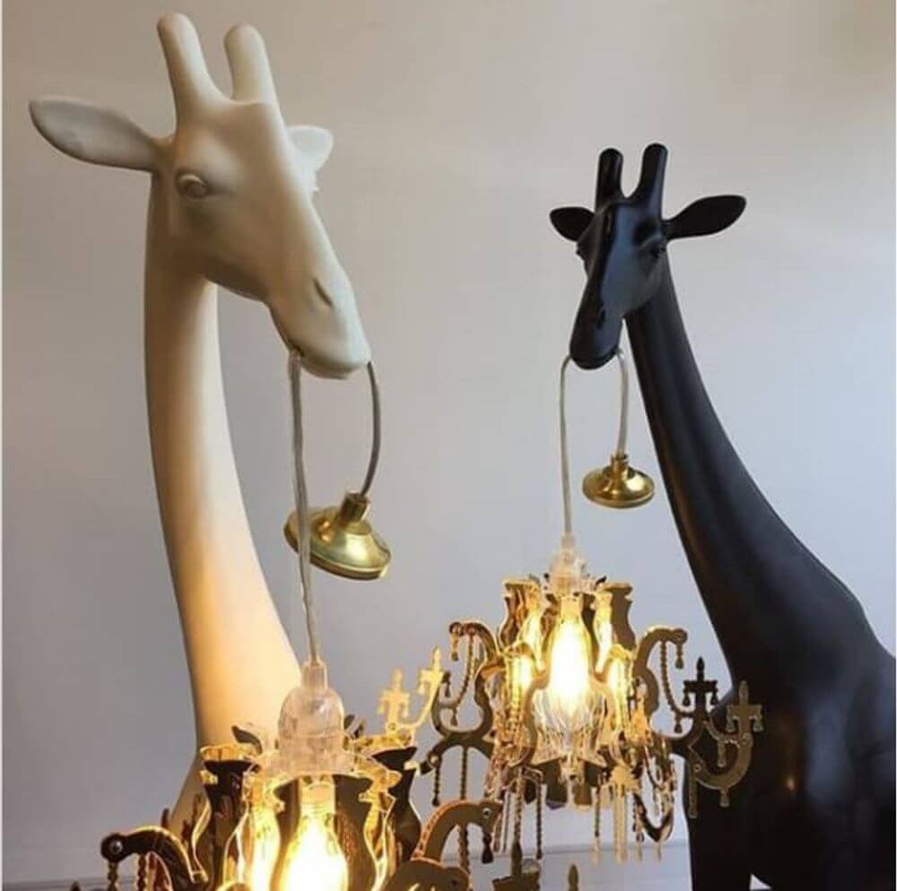 Giraffe in Love XS Stehleuchte 100cm - zwei Giraffen mit Kronleuchtern im Maul im modernen Design
