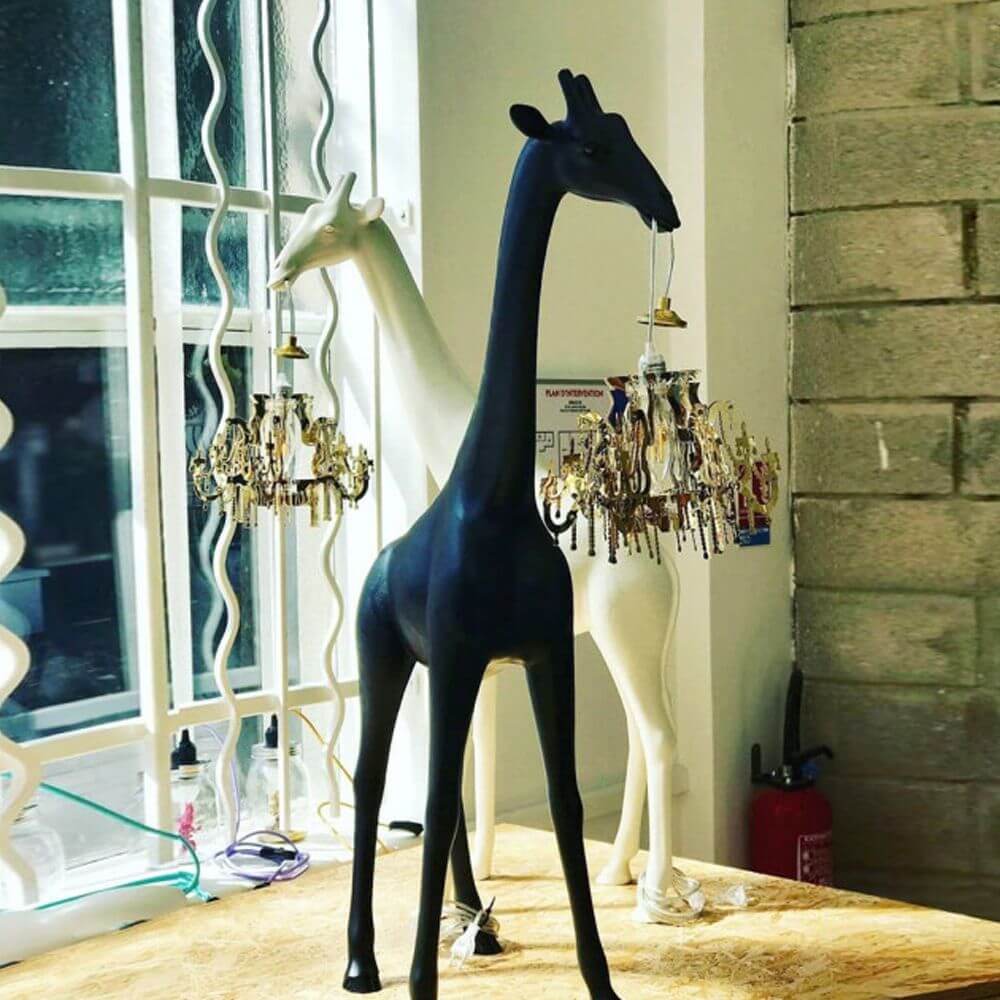 Giraffe in Love XS Stehleuchte 100cm mit Kronleuchter in Giraffen-Design in einem modernen Raum.