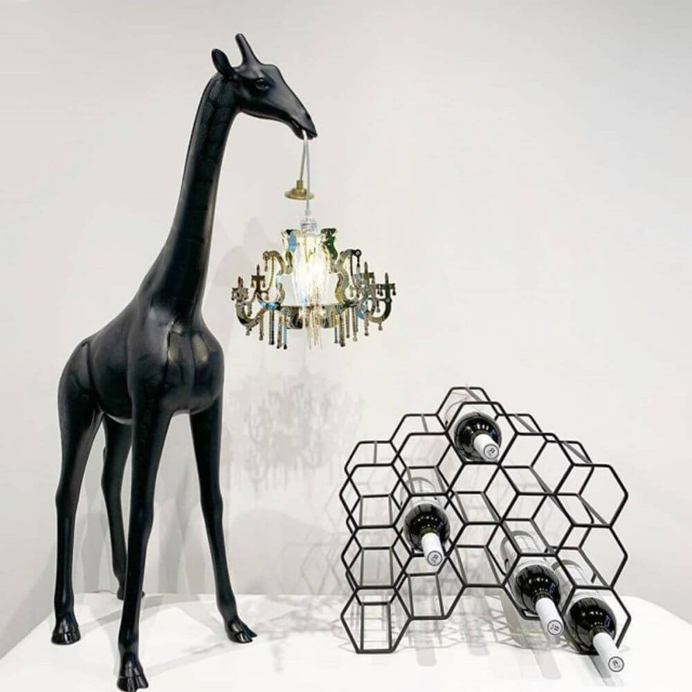 Giraffe in Love XS Stehleuchte 100cm mit Kronleuchter und Weinfassregal aus schwarzem Metall.