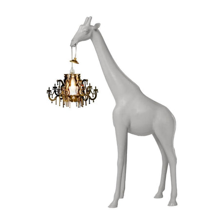 Giraffe in Love XS Stehleuchte 100cm mit Giraffen-Design und klassischem Kronleuchter in ihrem Maul.
