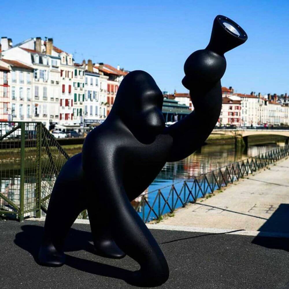 Kong XL Bodenleuchte Gorilla, stilvolle Stehlampe in Form eines Gorillas, ideal für Innen- und Außenbereiche.