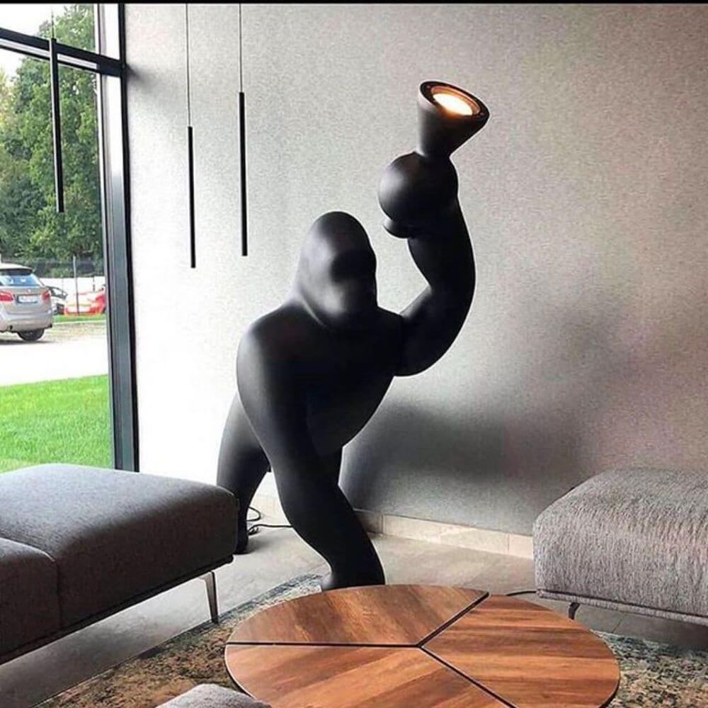 Kong XL Bodenleuchte Gorilla in modernem Wohnzimmer, mit verstellbarem Arm für vielseitige Beleuchtung.