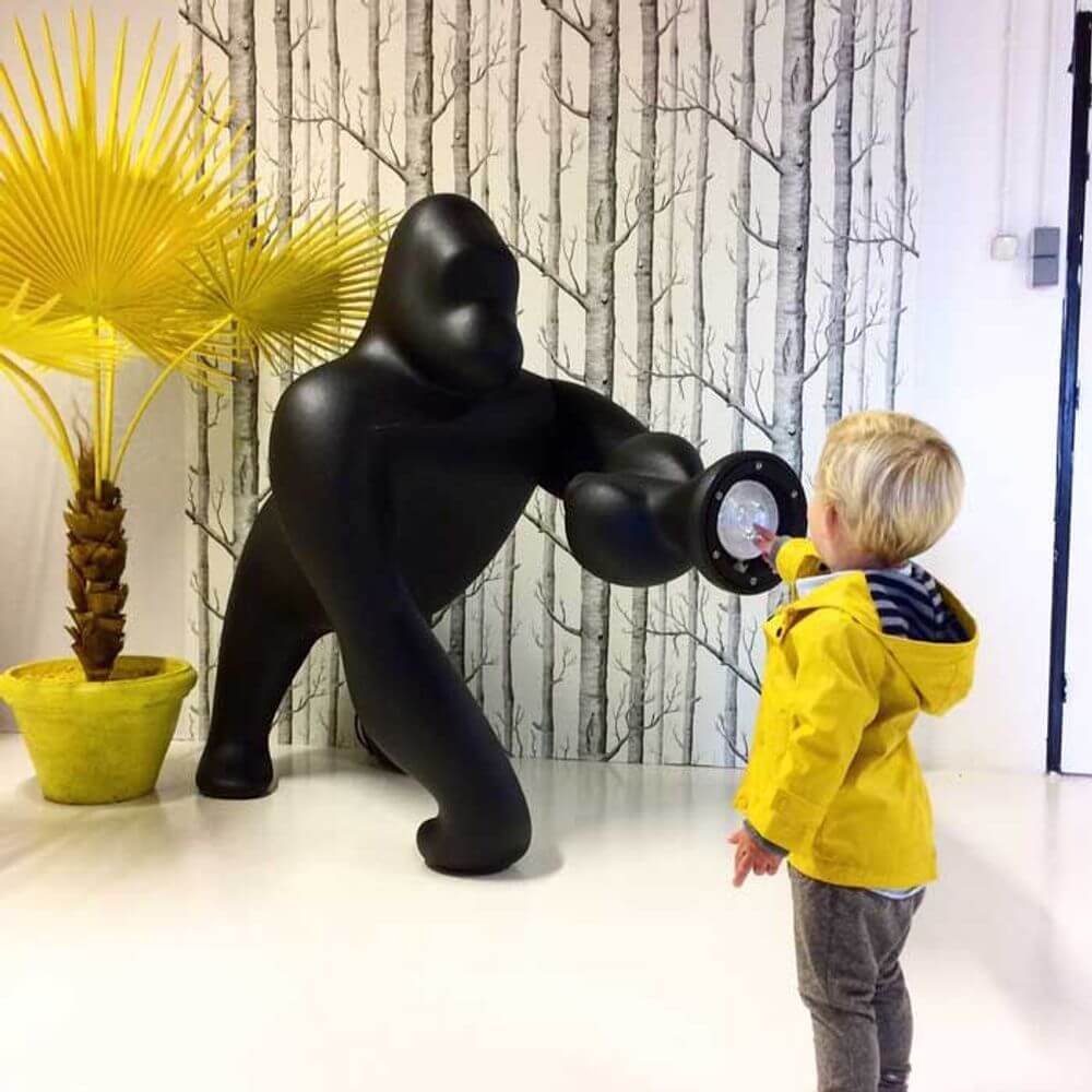 Kong XL Bodenleuchte Gorilla - elegante Stehlampe mit verstellbarem Arm und kindlicher Interaktion.