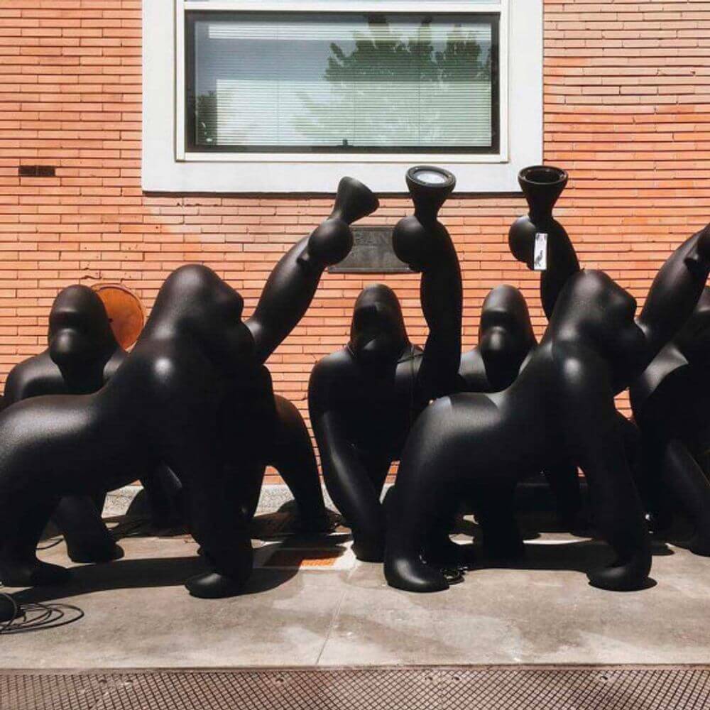Kong XL Bodenleuchte Gorilla: moderne Stehlampe in Gorilla-Form für innen und außen, verstellbarer Arm für optimales Licht.