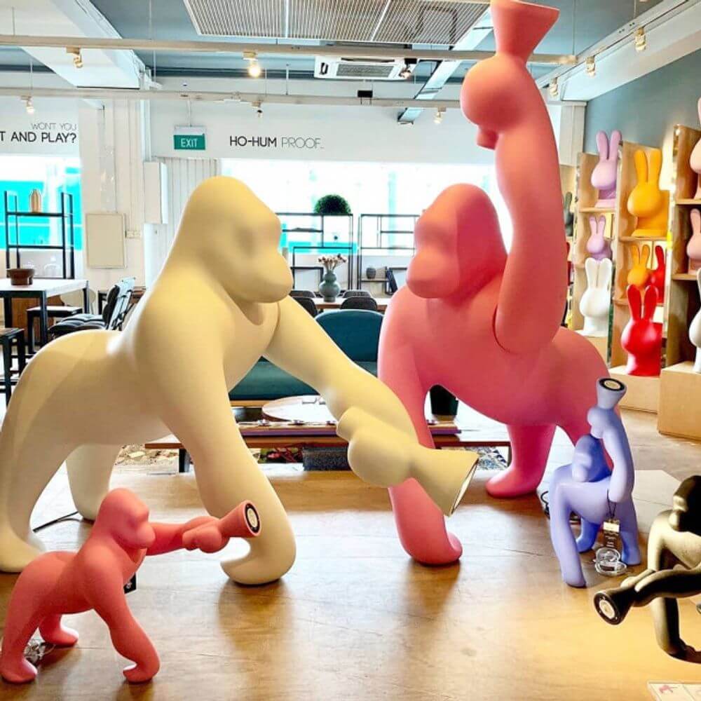 Kong XL Bodenleuchte Gorilla und bunte Figuren im Innenraum, die kreativ beleuchten und gestalten.