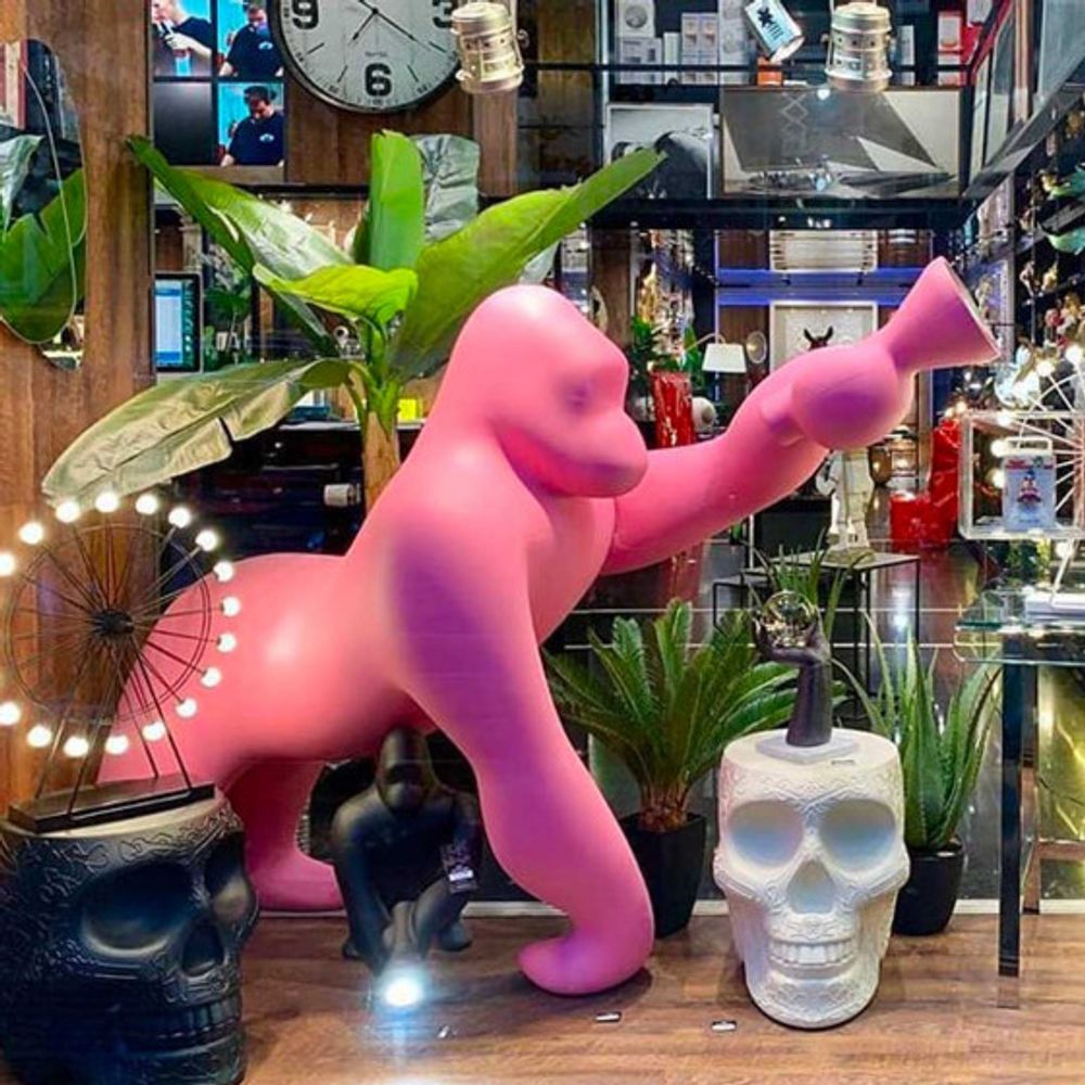 Kong XL Bodenleuchte Gorilla in rosa, skulptural und modern, ideal für Innenräume, um das Licht zu lenken.
