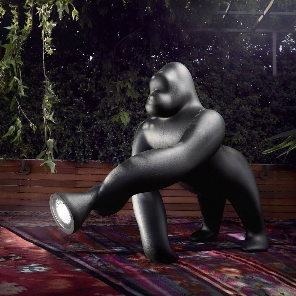 Kong XS Tischlampe Gorilla in schwarz, verstellbarer Arm für individuelle Beleuchtung im Wohnzimmer.