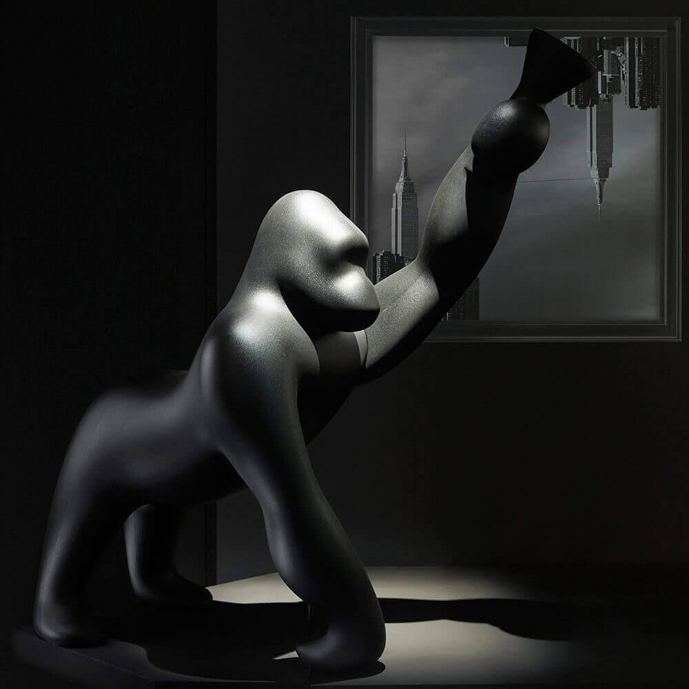 Kong XS Tischlampe Gorilla in schwarz, stilvolle Innenraumbeleuchtung mit verstellbarem Arm.