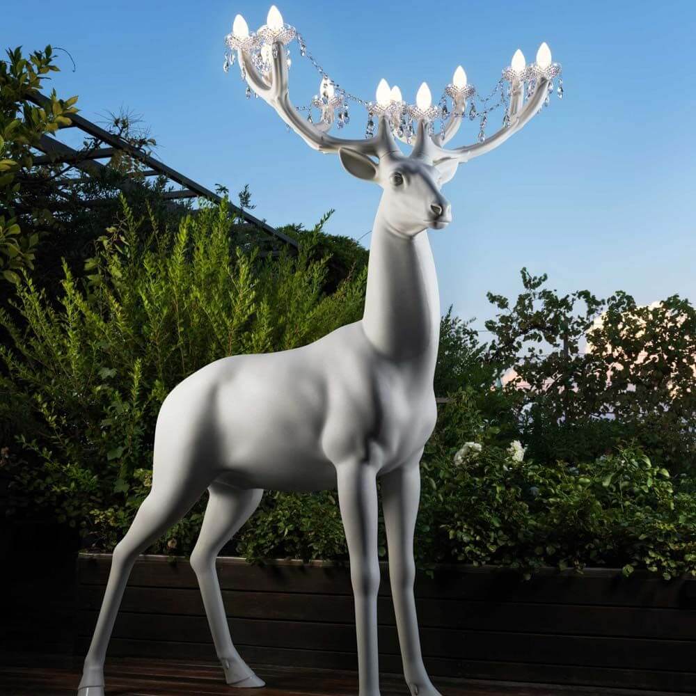 LED Sherwood Hirsch Außenstehleuchte IP55 in einem Garten mit kunstvollem Geweih und Kristallen.
