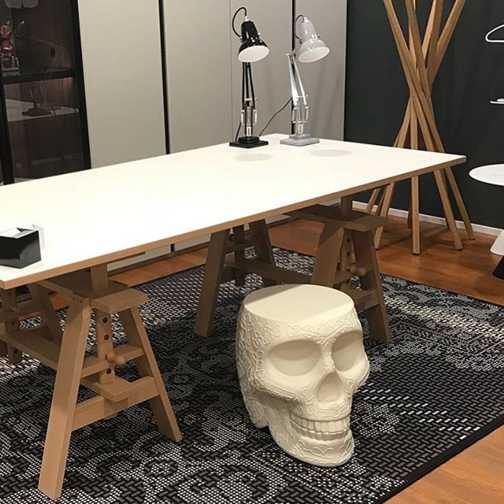 Mexico Akku LED-Hocker in Form eines Totenschädels, dient als Hocker und Beistelltisch im modernen Raum.