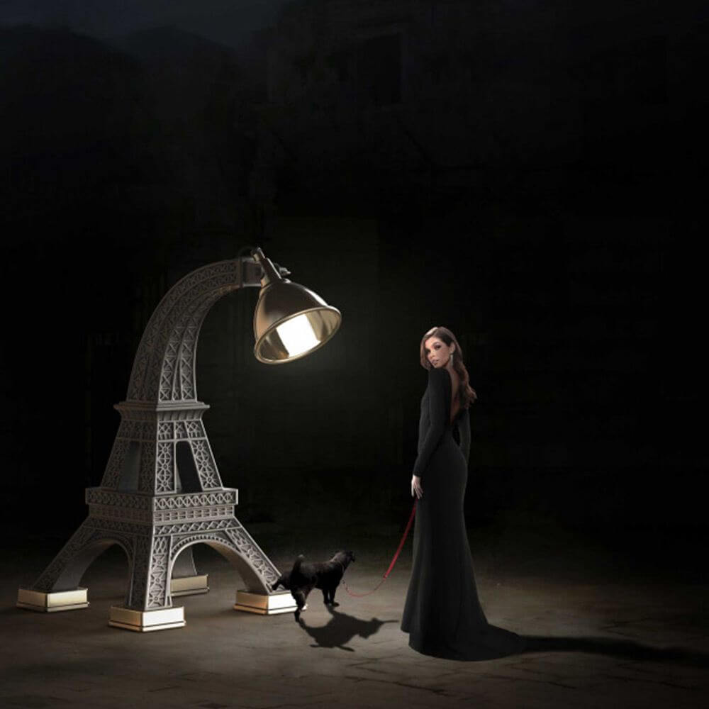 Paris XL Stehleuchte Eifelturm 225cm mit Frau in schwarzem Kleid und Hund unter einer Lampe.