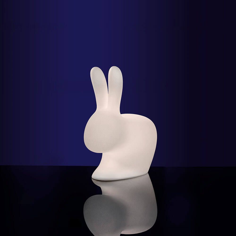 Rabbit LED Dekolampe von Qeeboo, aus Kunststoff, leuchtet in vielen Farben, ideal für Garten und Terrasse.