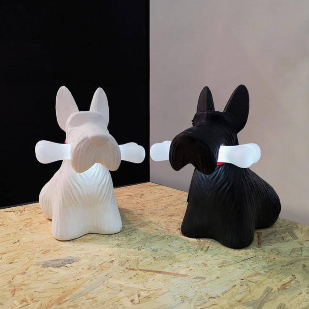 Scottie LED Akku Bodenleuchte Hund in Schwarz und Weiß, fröhlich mit Knochen im Maul, designed von Stefano Giovannoni.