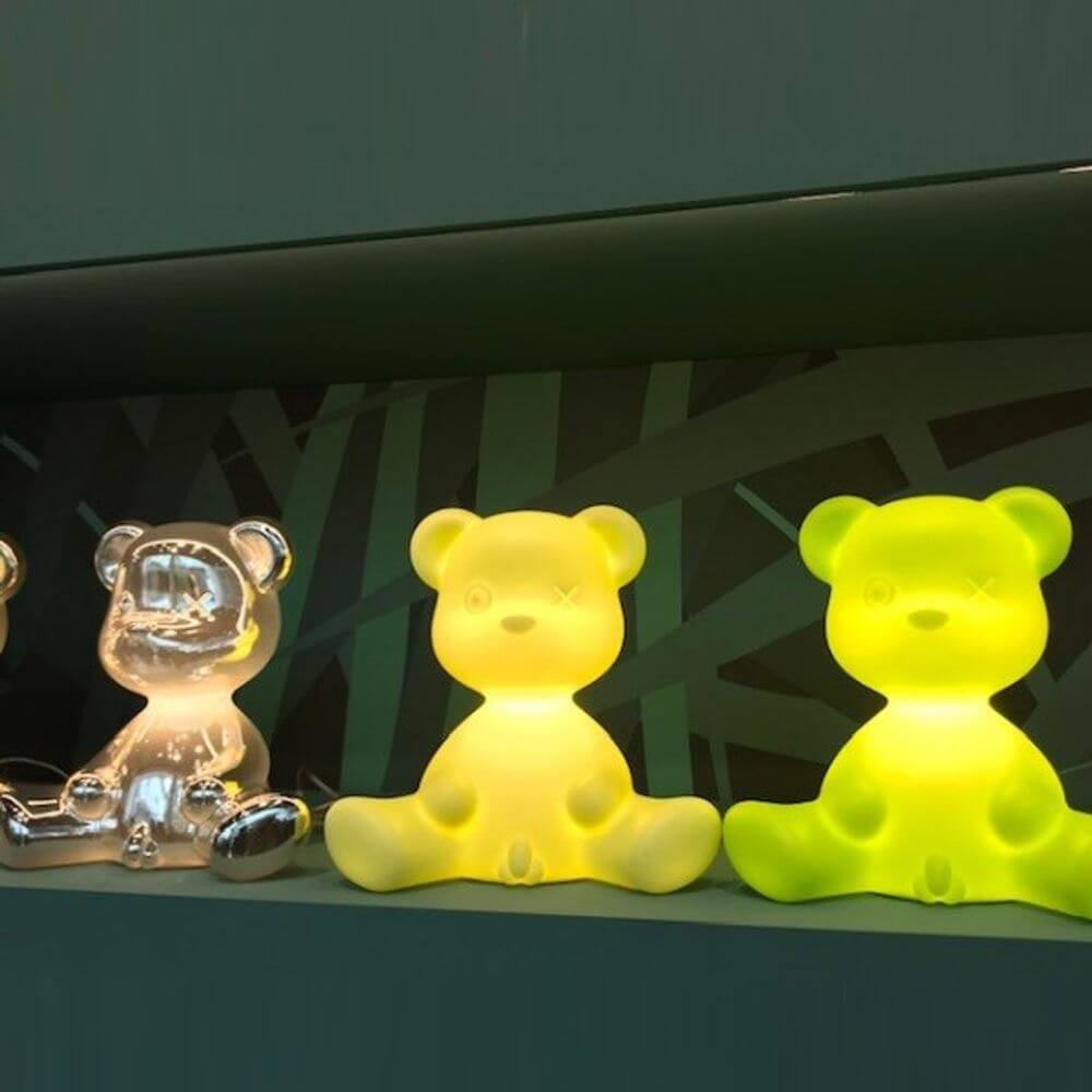 Teddy Boy Metal Tischleuchte in verschiedenen Farben, zeigt den einzigartigen Teddybären-Look und glamouröses Design.