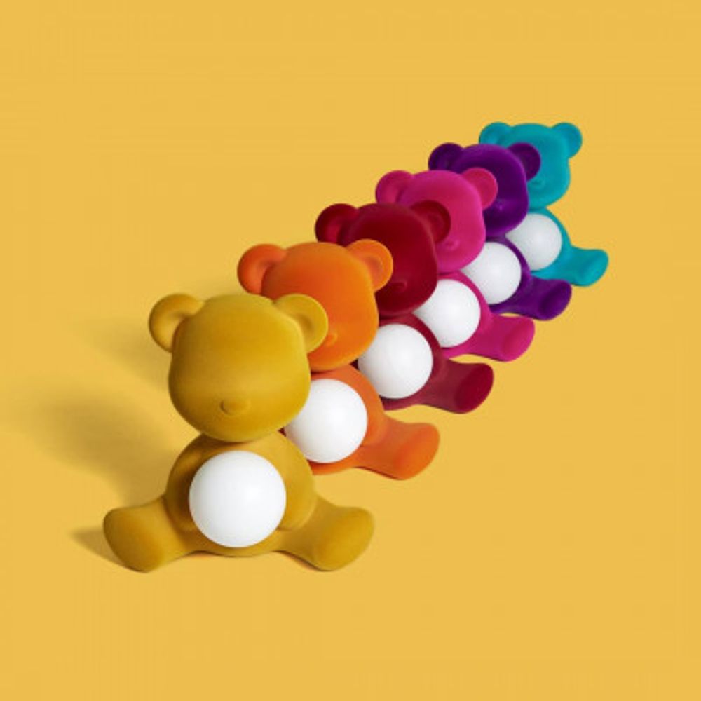 Bunte Teddy Girl Velvet Akku Tischleuchte in verschiedenen Farben mit leuchtender Kugel im Bauch.