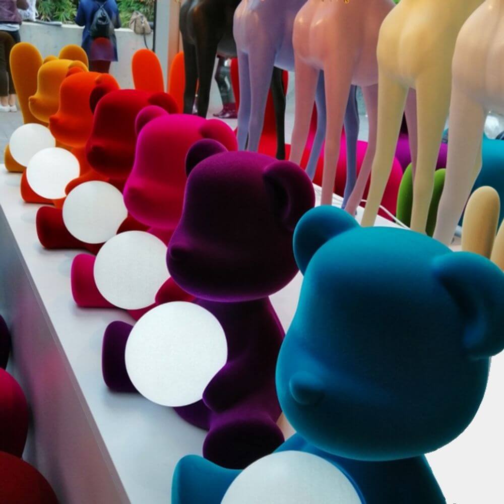 Teddy Girl Velvet Akku Tischleuchte in bunten Farben mit leuchtenden Kugeln auf Tisch gedeckt.