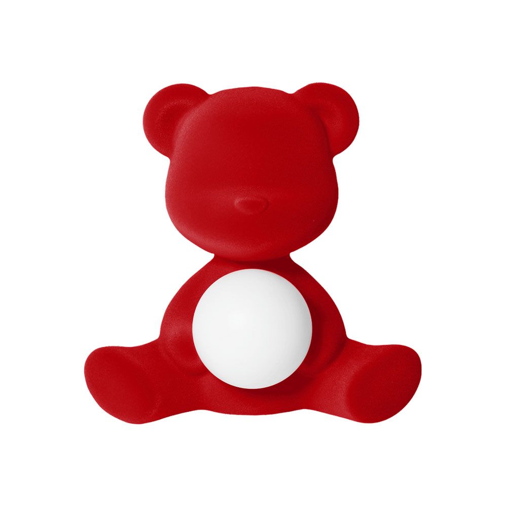 Teddy Girl Velvet Akku Tischleuchte in Form eines roten Teddybären mit einer kleinen weißen Leuchtkugel.