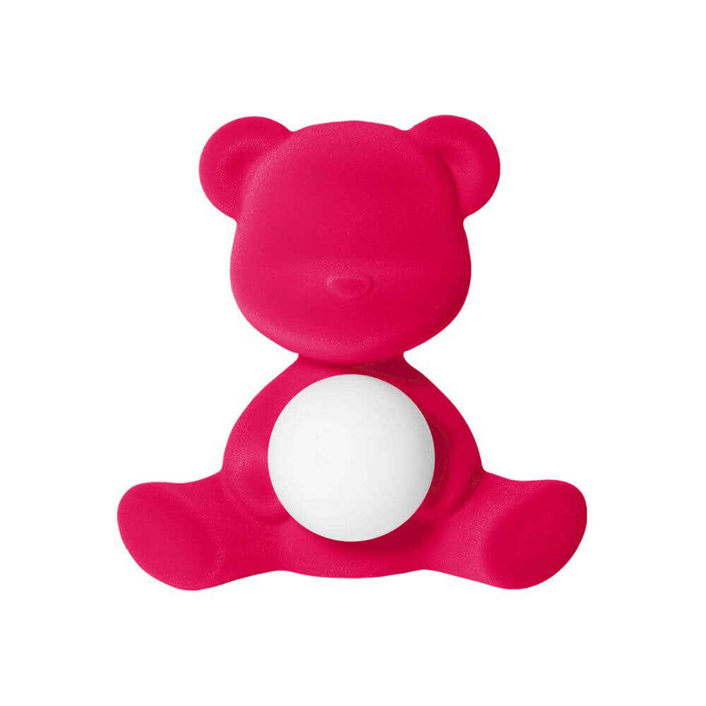 Teddy Girl Velvet Akku Tischleuchte in der Form eines Teddybären mit einer kleinen leuchtenden Kugel.