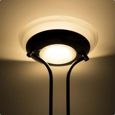 R7s LED Stab Warmweiß 78mm 360° 500lm 5W in einer modernen Stehlampe mit schöner Glaskuppel.
