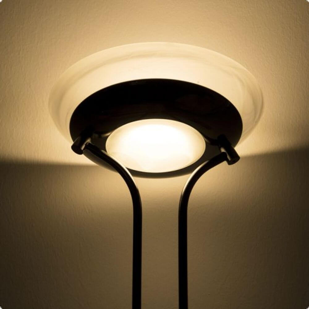 R7s LED Stab 78mm Warmweiß 3000K 500lm 6W in Lampe mit schlichter Form und warmem Licht.