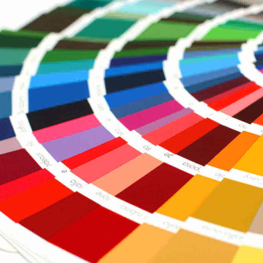 Farbmuster in verschiedenen Farbtönen, ideal für Design und Farbwahl im kreativen Bereich.