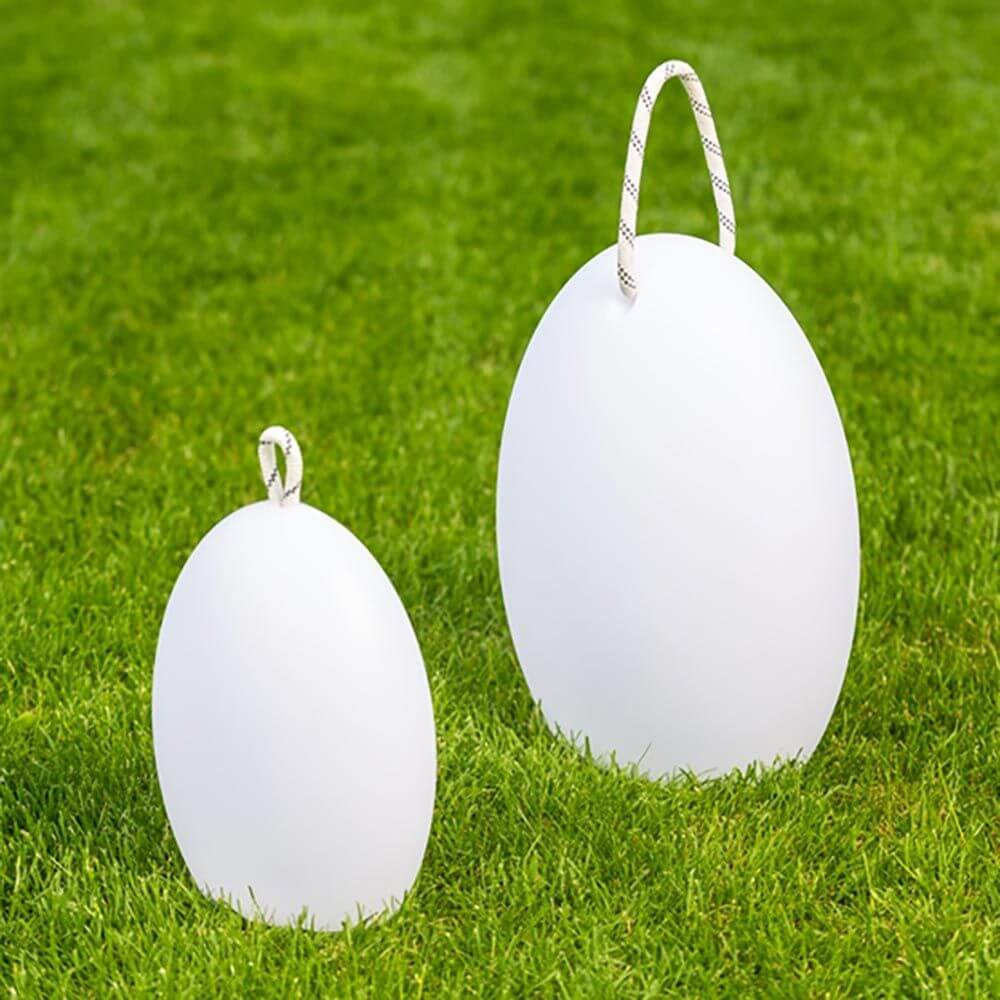 Zwei moderne, ovale RGB-LED Außen-Akkulampen Amande Corde auf grünem Rasen, mit dekorativen Seilen.