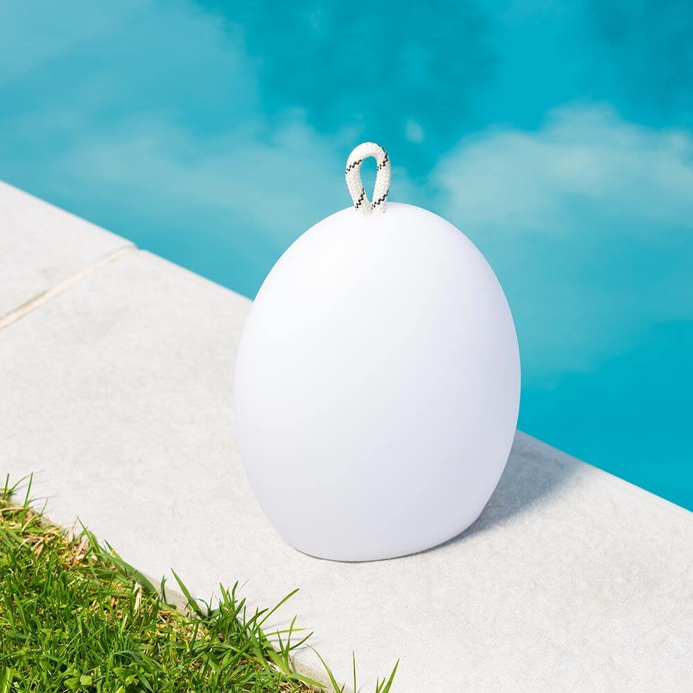 RGB-LED Außen-Akkulampe Amande Corde in Mandelform, wasserdicht und tragbar, am Pool im Garten.