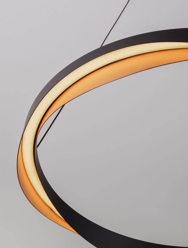 Radon LED Pendelleuchte 3000K Schwarz, Gold mit mattschwarzem Aluminium und goldfarbenen Akzenten.