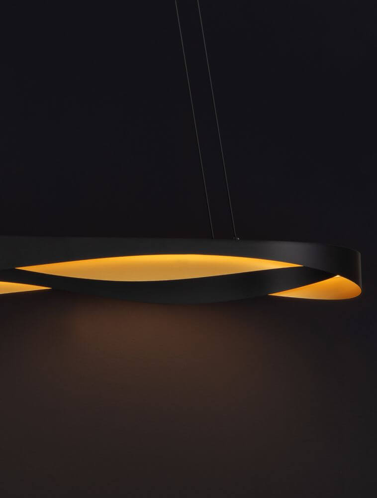Radon LED Pendelleuchte 3000K Schwarz, Gold mit warmweißem Licht, elegantes Design und goldfarbenen Akzenten.