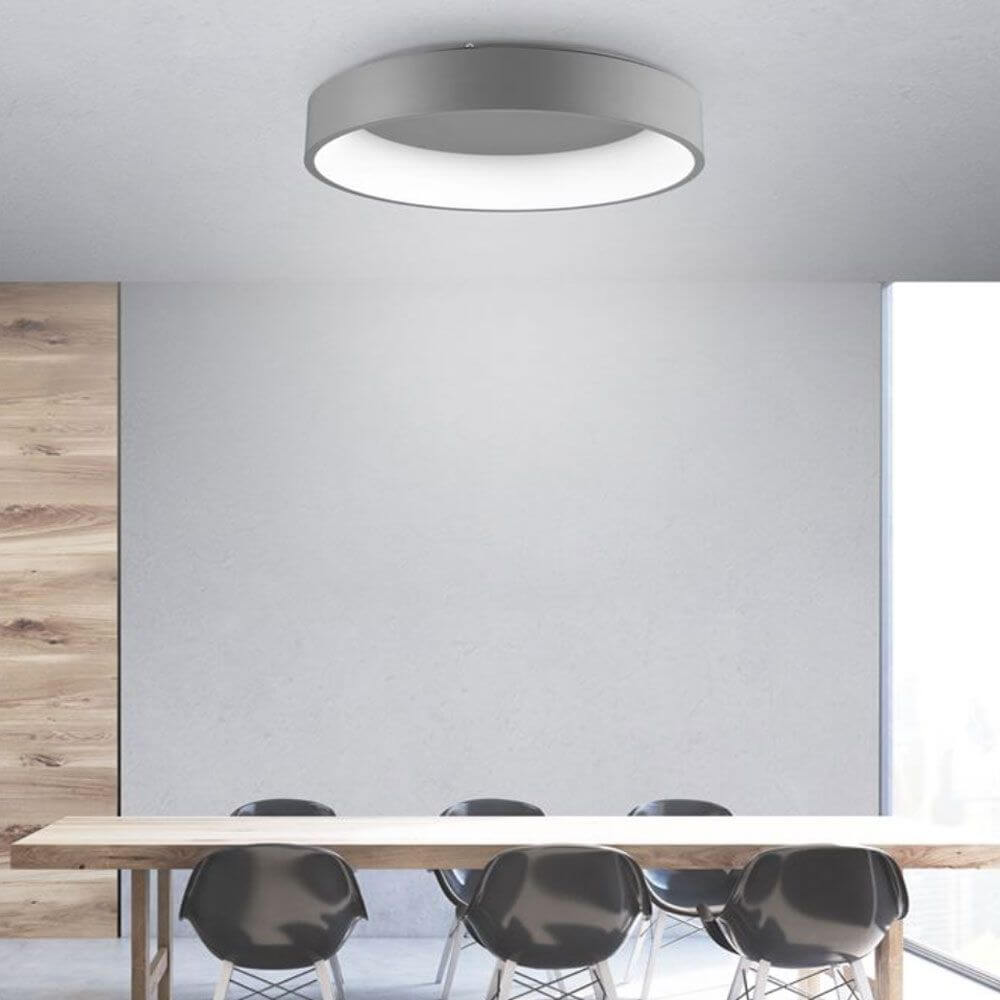 LED Deckenleuchte Rando Ø 60cm 2520lm , 3000K Grau im modernen Esszimmer über einem Holztisch.