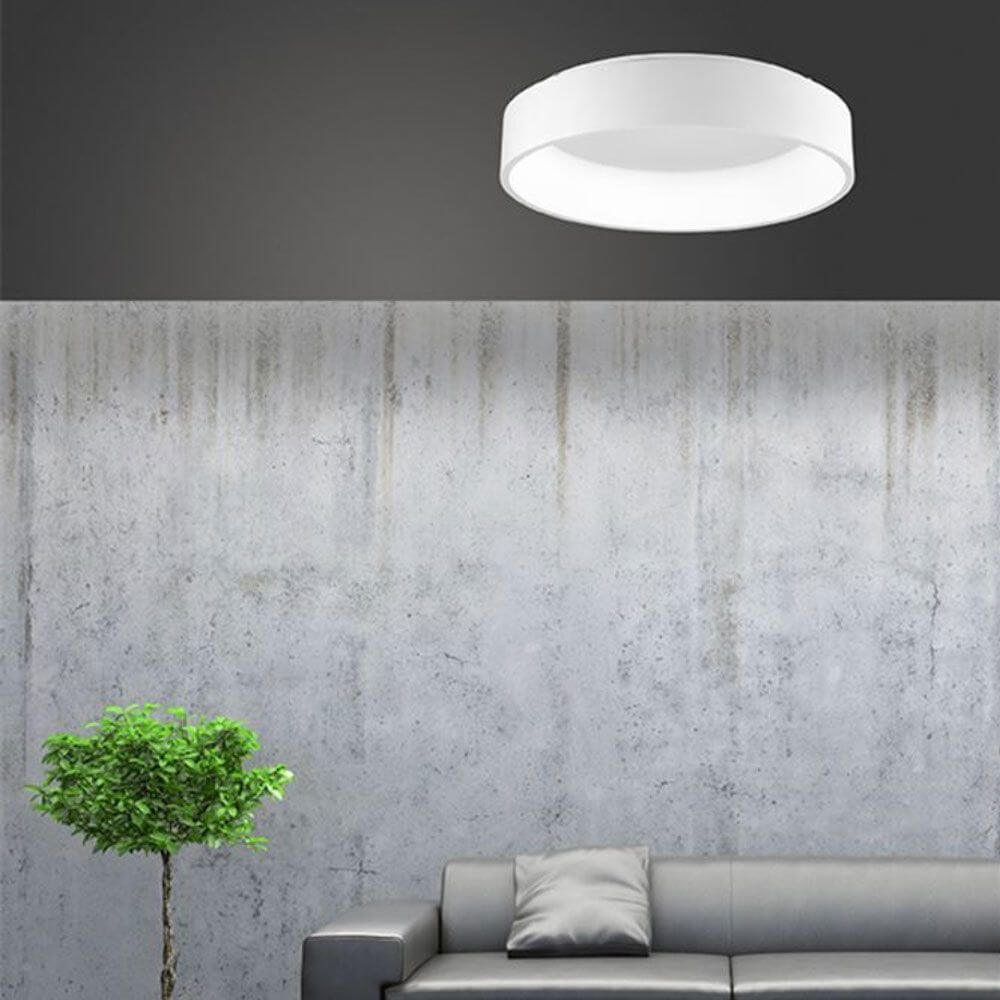 Rando LED Deckenleuchte Ø 60cm 2520lm , 3000K Weiß in modernem Raum über Sofa mit grauer Wand