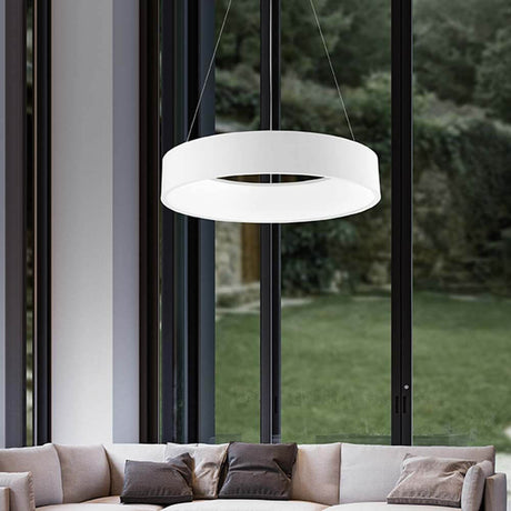 Rando LED Hængelampe Ø 60cm 42W, 4000K hvid i en moderne stue med store vinduespartier.
