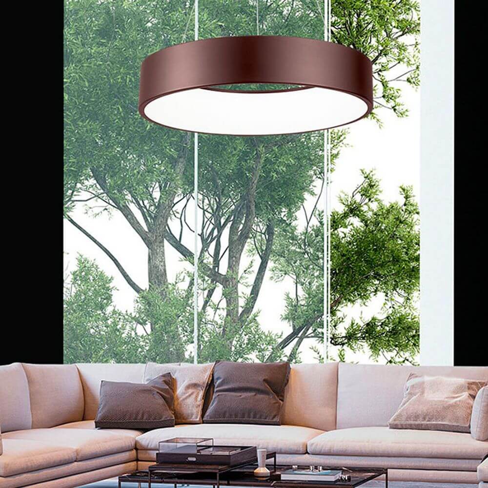 LED Hängeleuchte Rando Ø 60cm 2520lm , 3000K Braun im modernen Wohnzimmer mit Sicht auf Bäume.